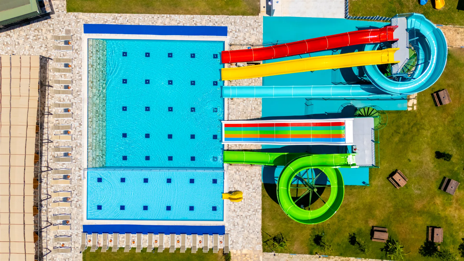 Aquapark havuzu ve su kaydıraklarının kuş bakışı görünümü